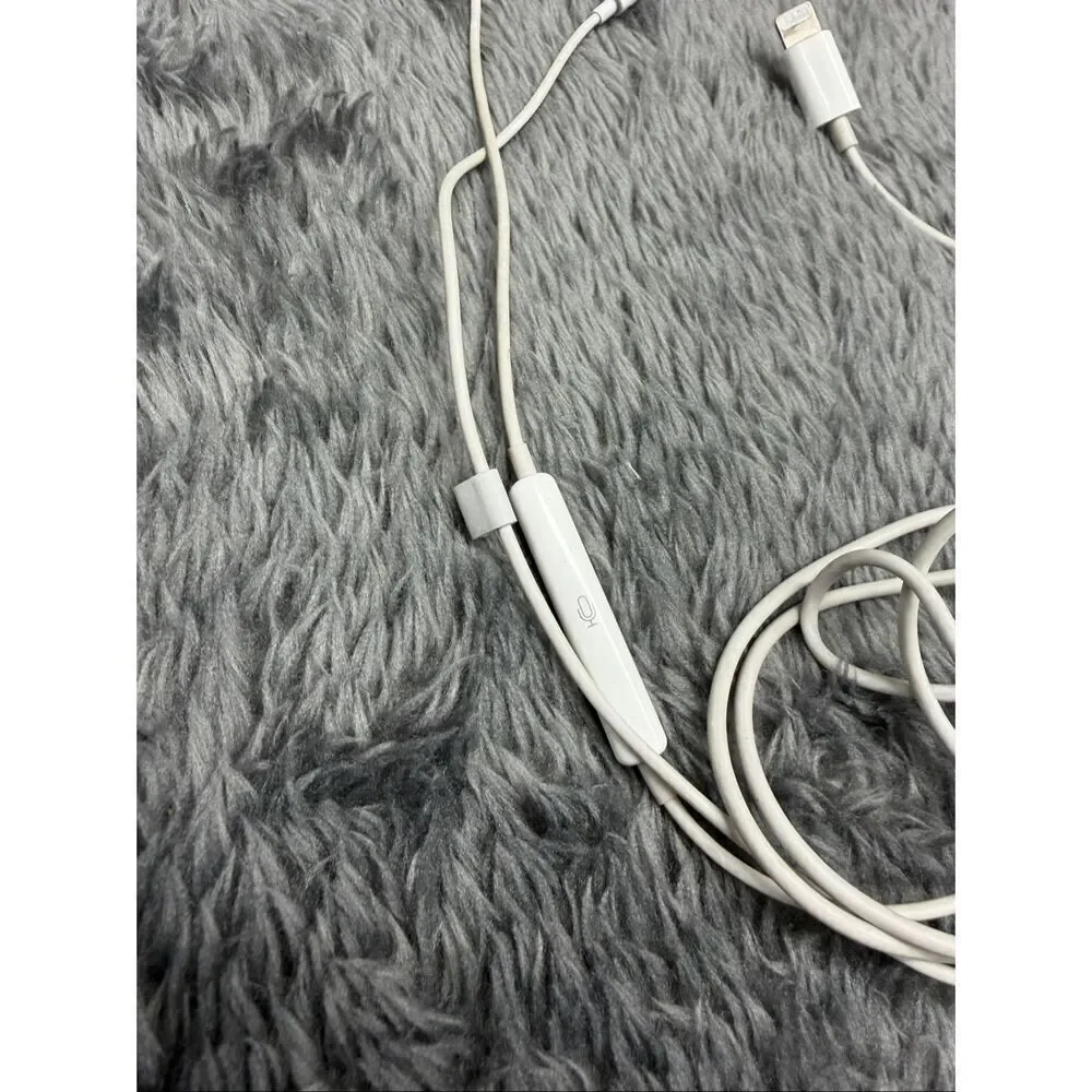 Apple Wired Ear Buds with lightning jack!